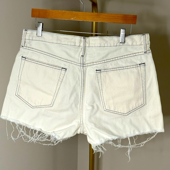 NWT FRAME Size 31 Le Brigette Raw Fray Mid-Rise Chalked Denim Shorts - Picture 2 of 5